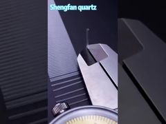 Este é um tubo capilar de quartzo que tem aproximadamente a mesma espessura de um fio de cabelo.